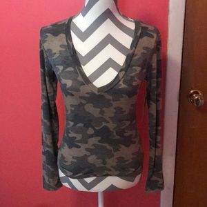 NWT! Camo Longsleeve V-Neck T-shirt Size Small
